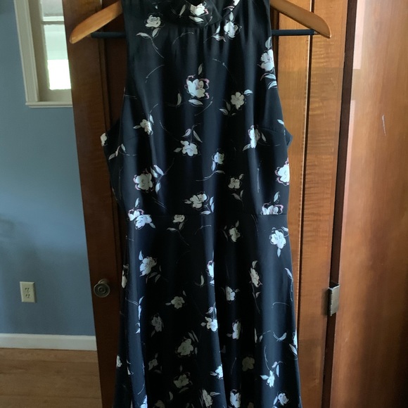 Floral high neck sleeveless dress - Picture 2 of 8